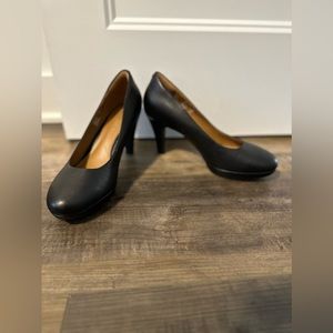 Clarks soft cushion black heels shoes size 8 ( 24.5cm) perfect for office